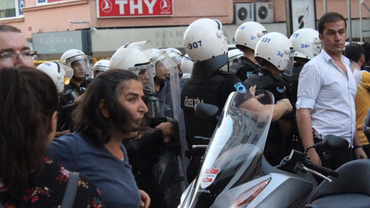 Polise 'bu kadar acımasız olmayın' dedi kolu kırıldı