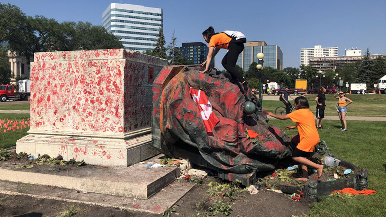 Kanada Günü'nde ülkede Kraliçe Victoria ve 2. Elizabeth'in heykelleri alaşağı edildi