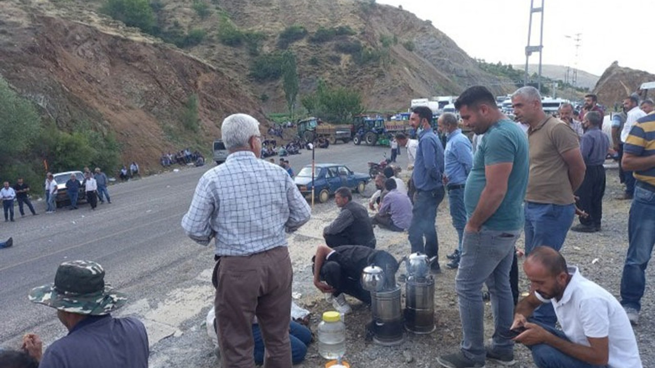 Tütüncüler geri adım atmıyor: Çelikhan yolu 7 saat trafiğe kapalı