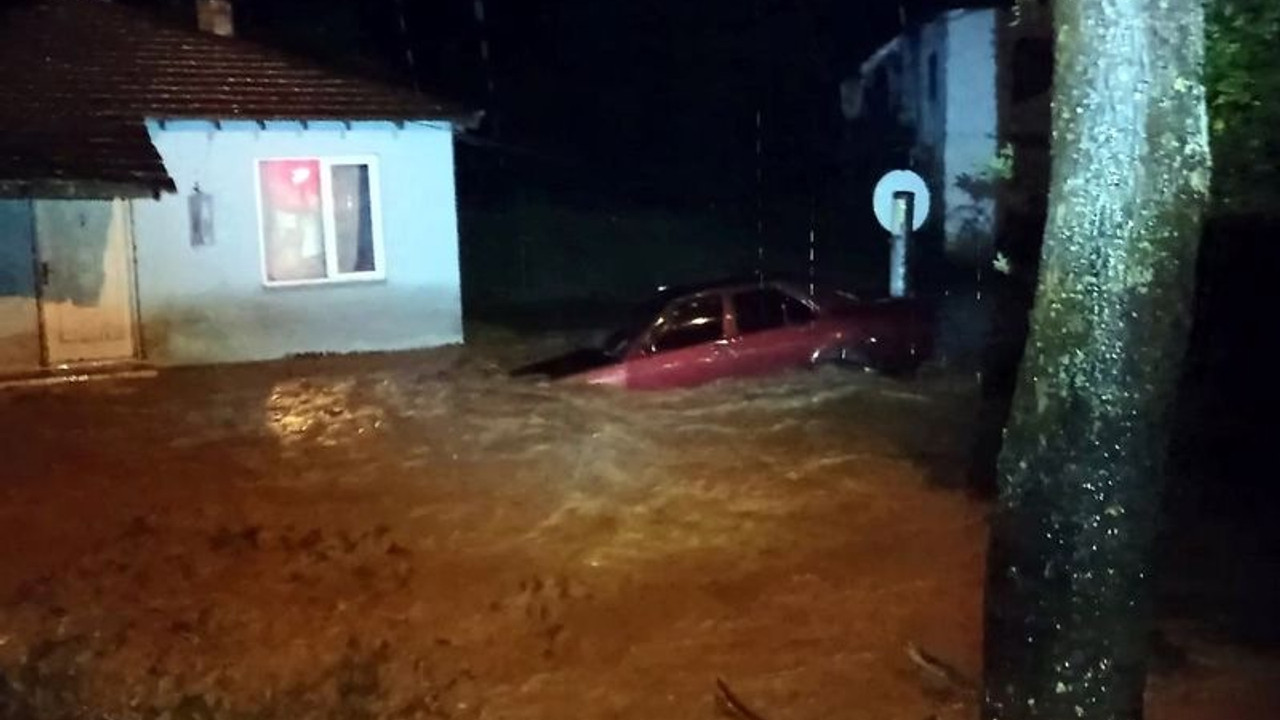 Düzce'de sağanak: Yol çöktü, dereler taştı, evleri su bastı