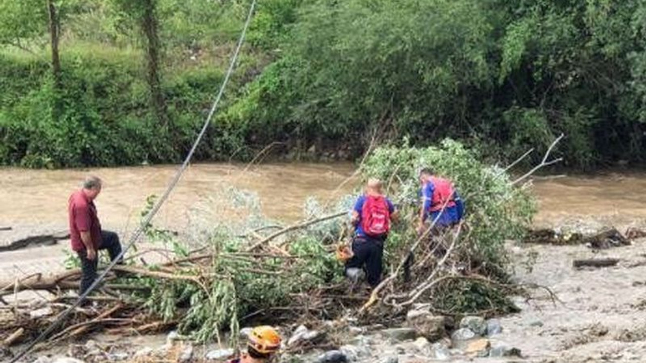 Selde yıkılan elektrik direğini düzeltmeye çalışan 78 yaşındaki yurttaş suya kapıldı