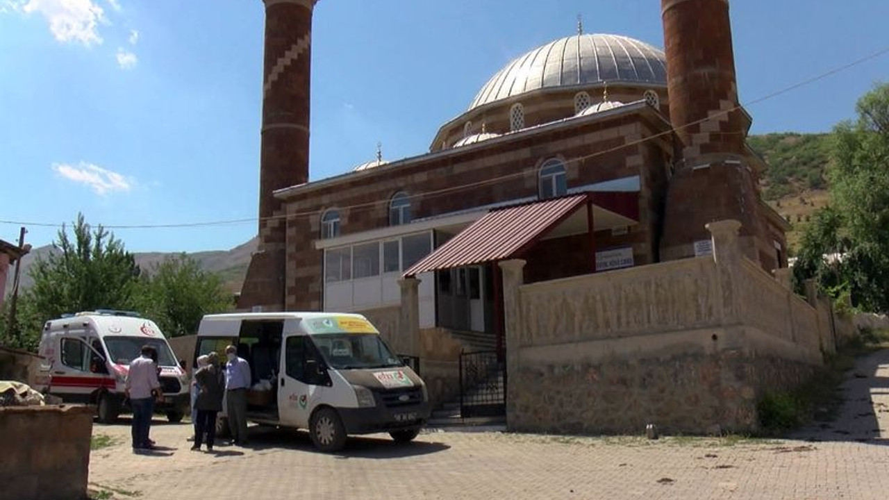 Sağlıkçılar, aşılamanın düşük olduğu kentte camiden Türkçe ve Kürtçe anonsla halkı aşıya çağırdı