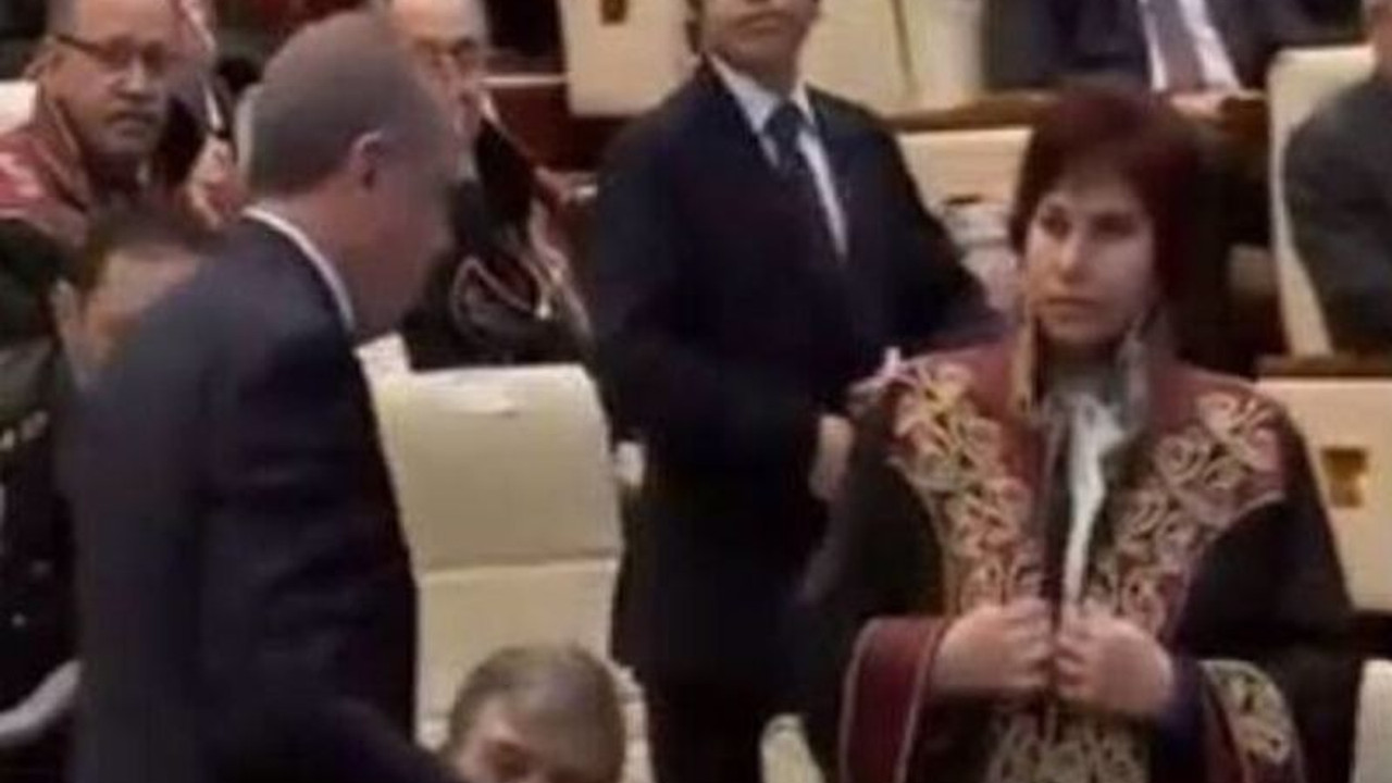 Erdoğan'ın elini öpmek isteyen ve önünde cübbesini iliklemeye çalışan hukukçular 'Etik Kurulu'na atandı