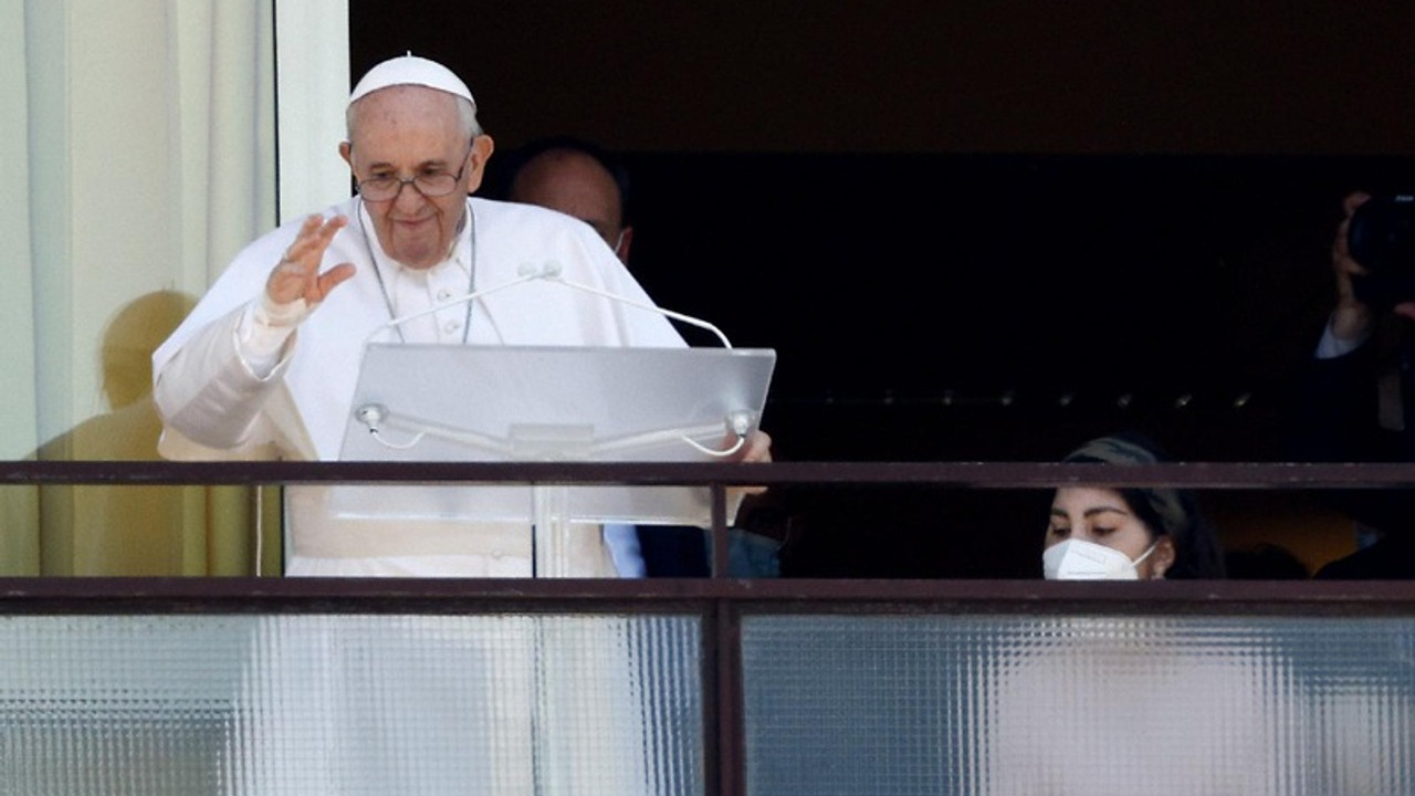 Papa Francis ameliyattan sonra ilk kez kameralar karşısında