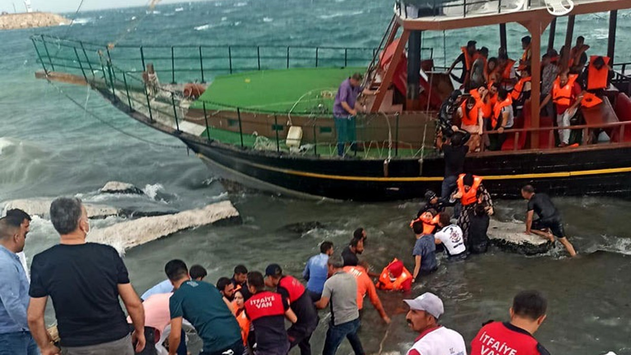 Van Gölü'nde gezi teknesi karaya oturdu, yolcular halatlarla kurtarıldı