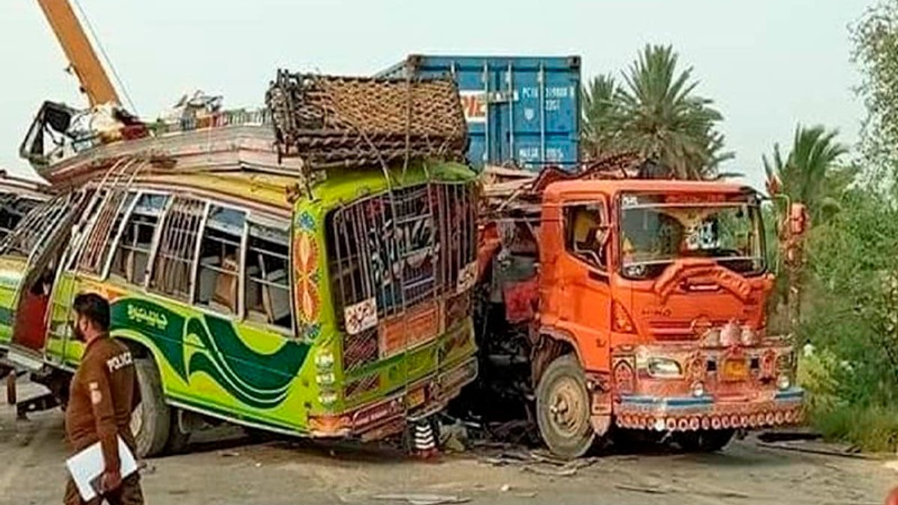 Pakistan'da trafik kazası: 30 ölü, 40 yaralı