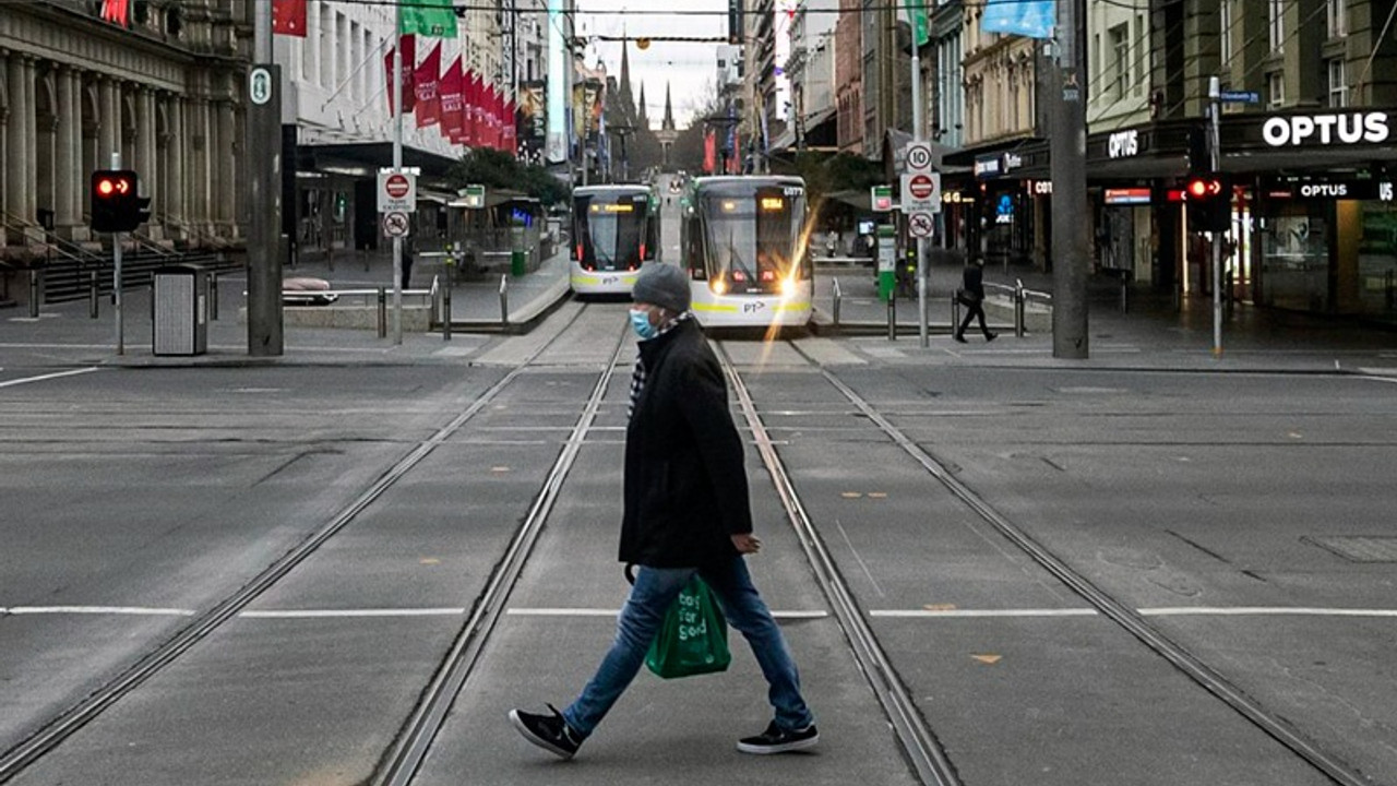 Covid-19: Melbourne'de yasaklar uzatıldı