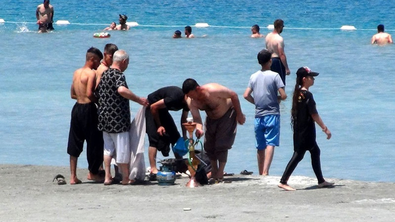 Salda Gölü'nde nargile içip, çamur banyosu yapan 5 kişiye para cezası