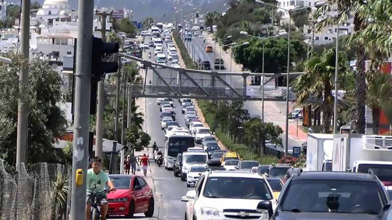 Bodrum'da tatil dönüşü yoğunluğu: Bir günde 70 bin araç çıkış yaptı