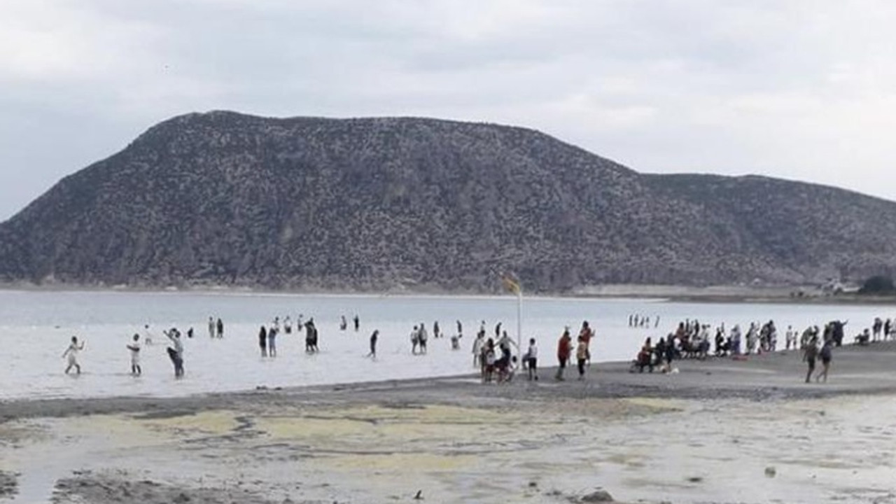 Salda Gölü'nde sular 50 metre çekildi