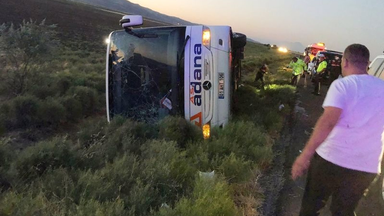 Aksaray'da yolcu otobüsü devrildi: 22 yaralı