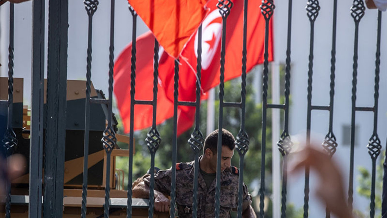 Tunus'ta 1 ay süreyle gece sokağa çıkma yasağı