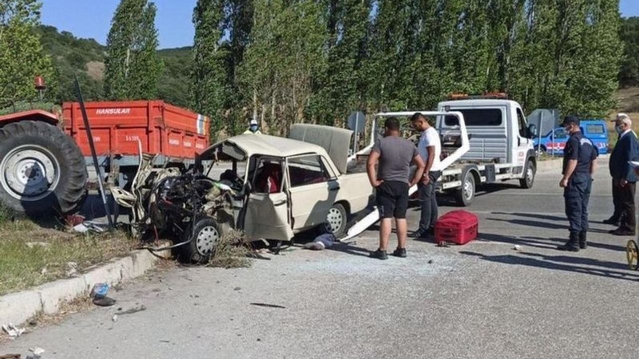 Çorum'da otomobil ile traktör çarpıştı: 3 ölü, 2 yaralı