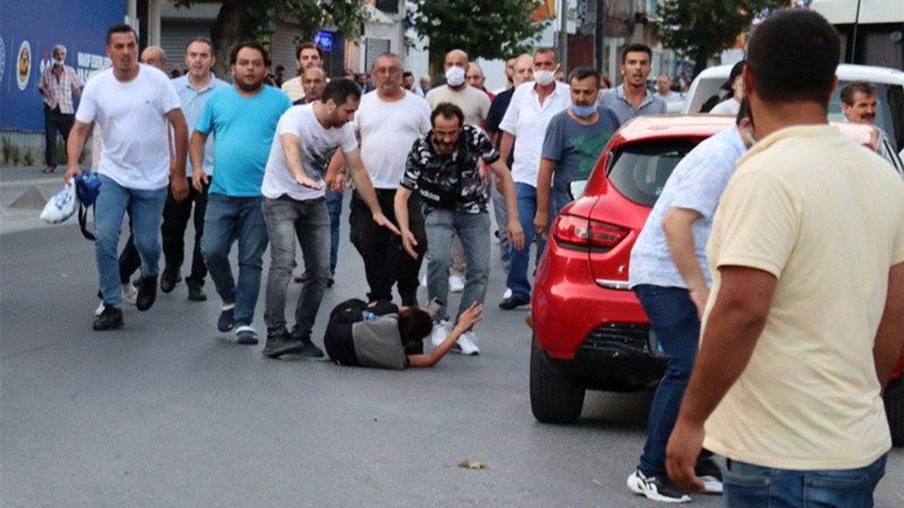 Haber takibi sırasında saldırıya uğradıktan sonra gözaltına alınan gazeteciler adliyeye çıkarıldı