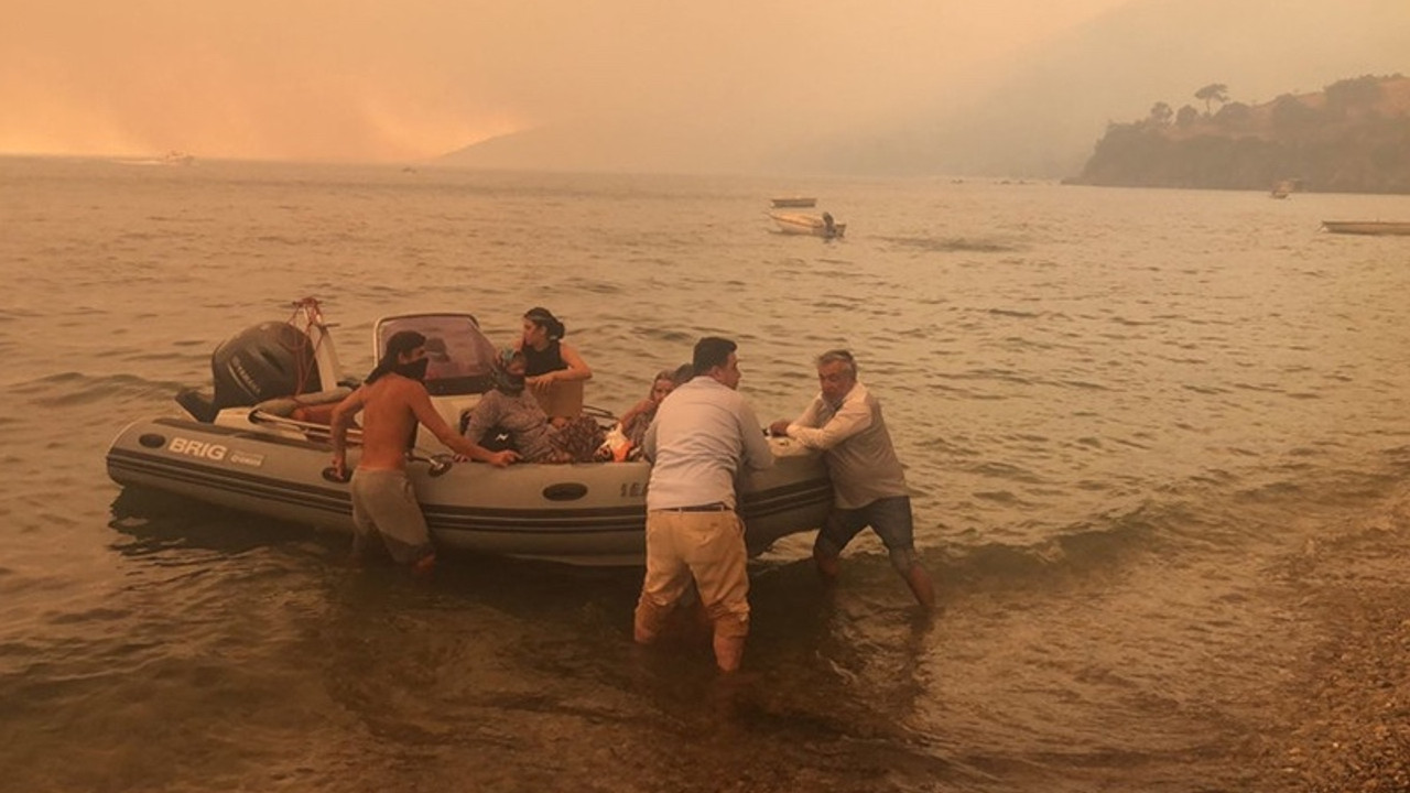 Bodrum'da insanlar tekne ve botlarla tahliye ediliyor, iki çıkarma gemisi de Marmaris'te