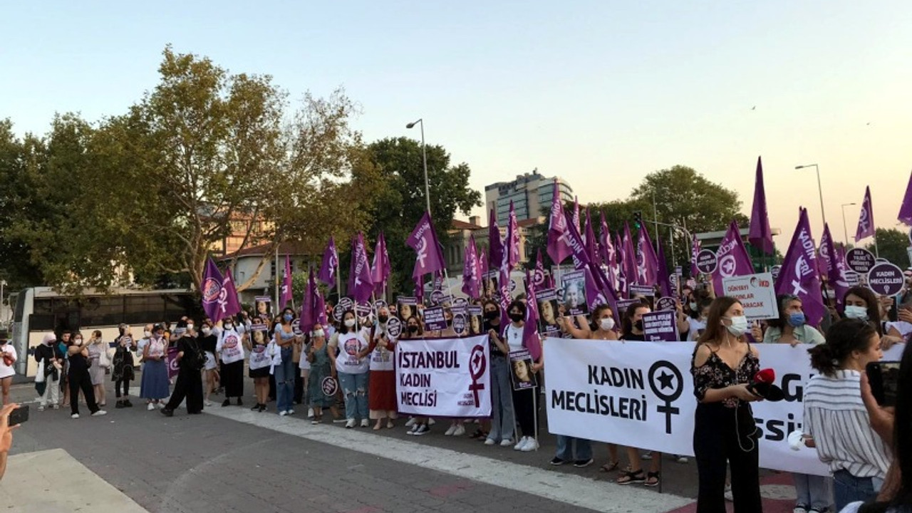 Kadıköy'de kadınlar Azra Gülendam için sokağa çıktı