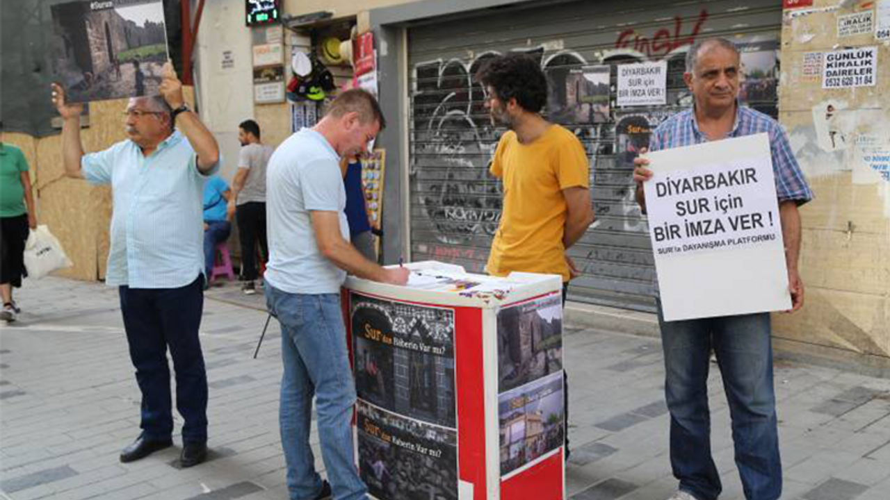 Sur için İstanbul'da açılan standa yoğun ilgi