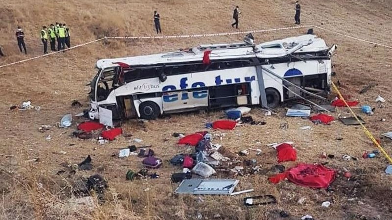 Balıkesir'de yolcu otobüsü kaza yaptı: 15 ölü, 17 yaralı