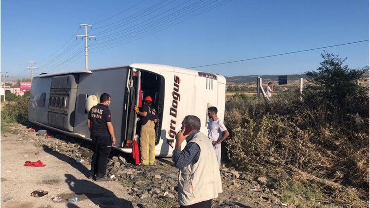 Uşak'ta yolcu otobüsü devrildi: 30 yaralı