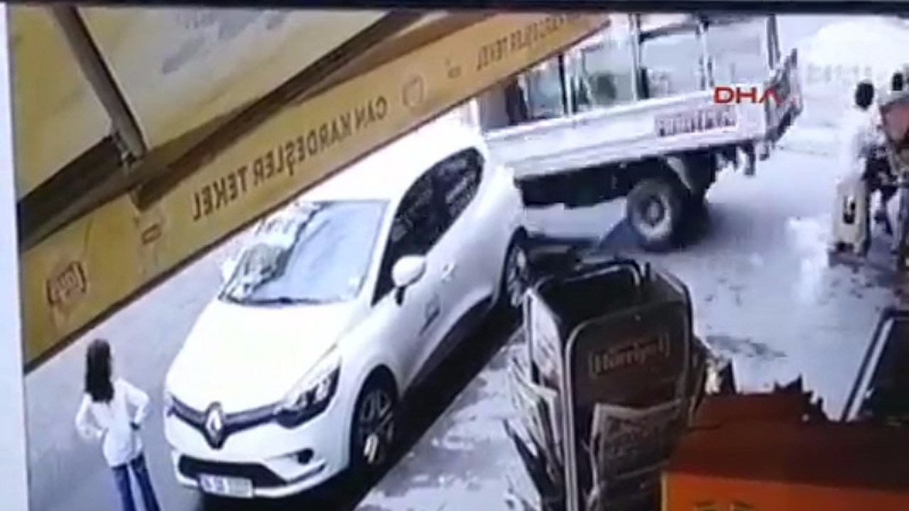 Kamyonet kaldırımda oturanların arasına daldı: 3 yaralı