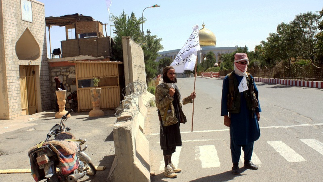 Taliban Kabil'i, başkanlık sarayını ve kamu binalarını kontrol altına aldı