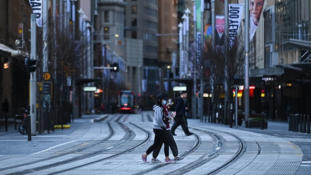 Sydney’de tam kapanma Eylül sonuna kadar uzatıldı, gece sokağa çıkma yasağı getirildi