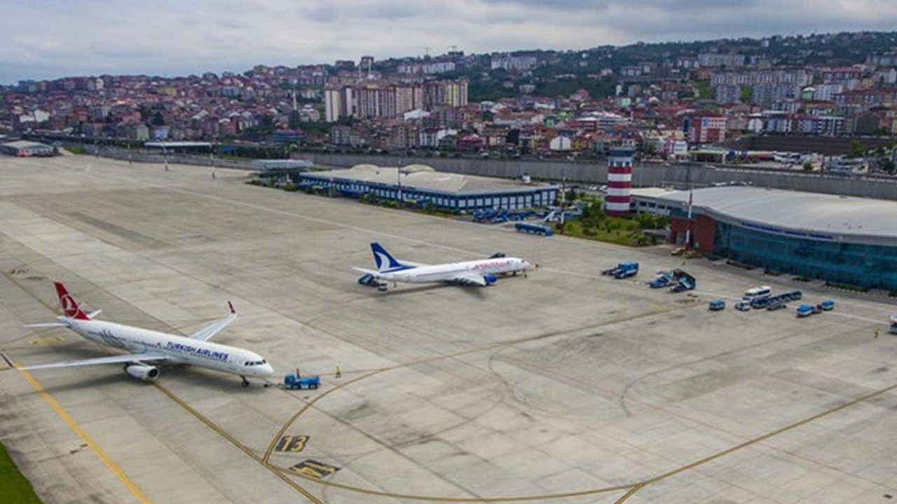 Trabzon Havalimanı'nda paralar havaya saçılmış