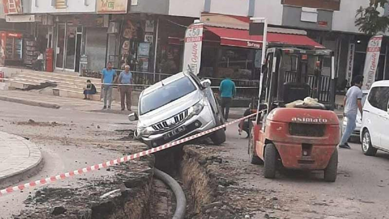 Belediye aracı belediyenin açtığı çukura düştü