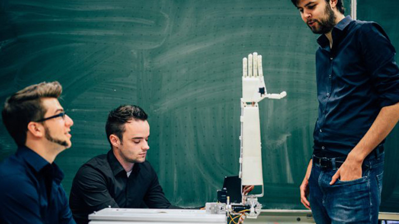 İşaret dili kullanabilen robot kolu üretildi