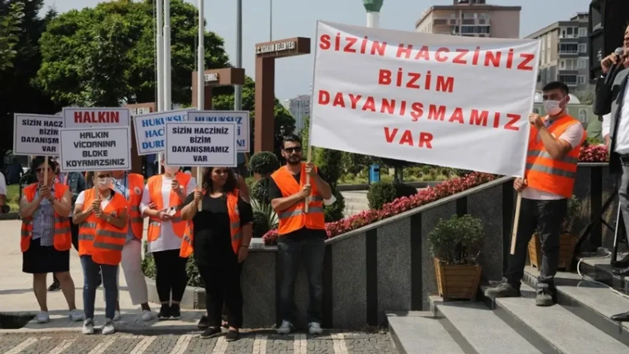 Atakum Belediyesi'nin banka hesaplarının hacizine karşı protesto