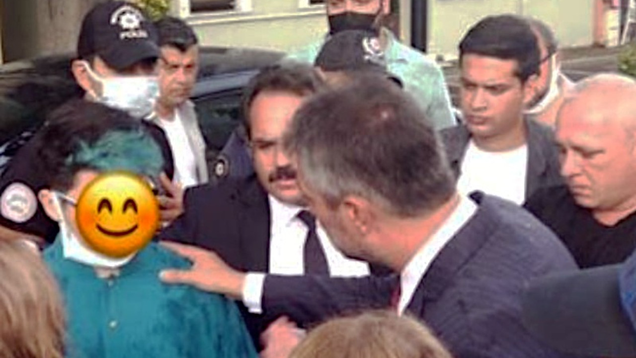 Saçının bir kısmı mavi olan öğrenciye şiir okutulmadı
