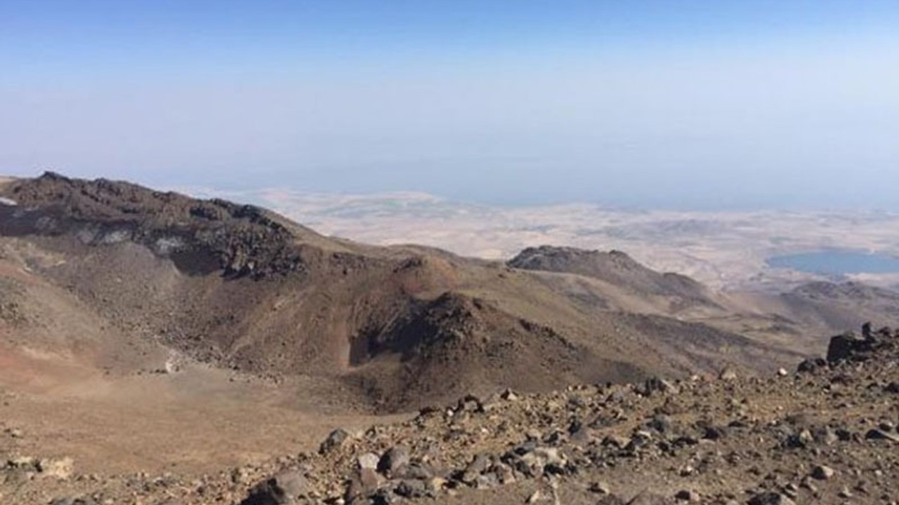 Süphan Dağı'ndaki krater gölleri kurudu