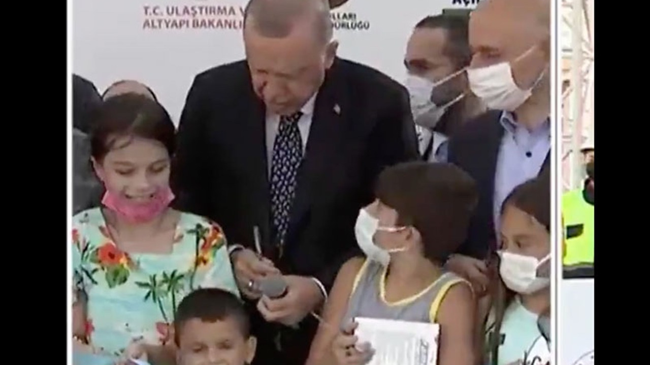 Erdoğan, kurdeleyi erken kesen çocuğun kafasına vurdu