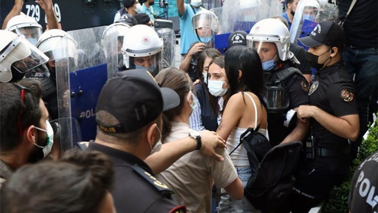 Öğrencilere ‘aşağı bak’ diyen polis müdürü kadına hakaret etti