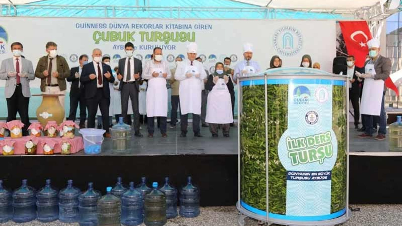 Ankara Yıldırım Beyazıt Üniversitesi akademisyen ve öğrencileri turşu kurdu