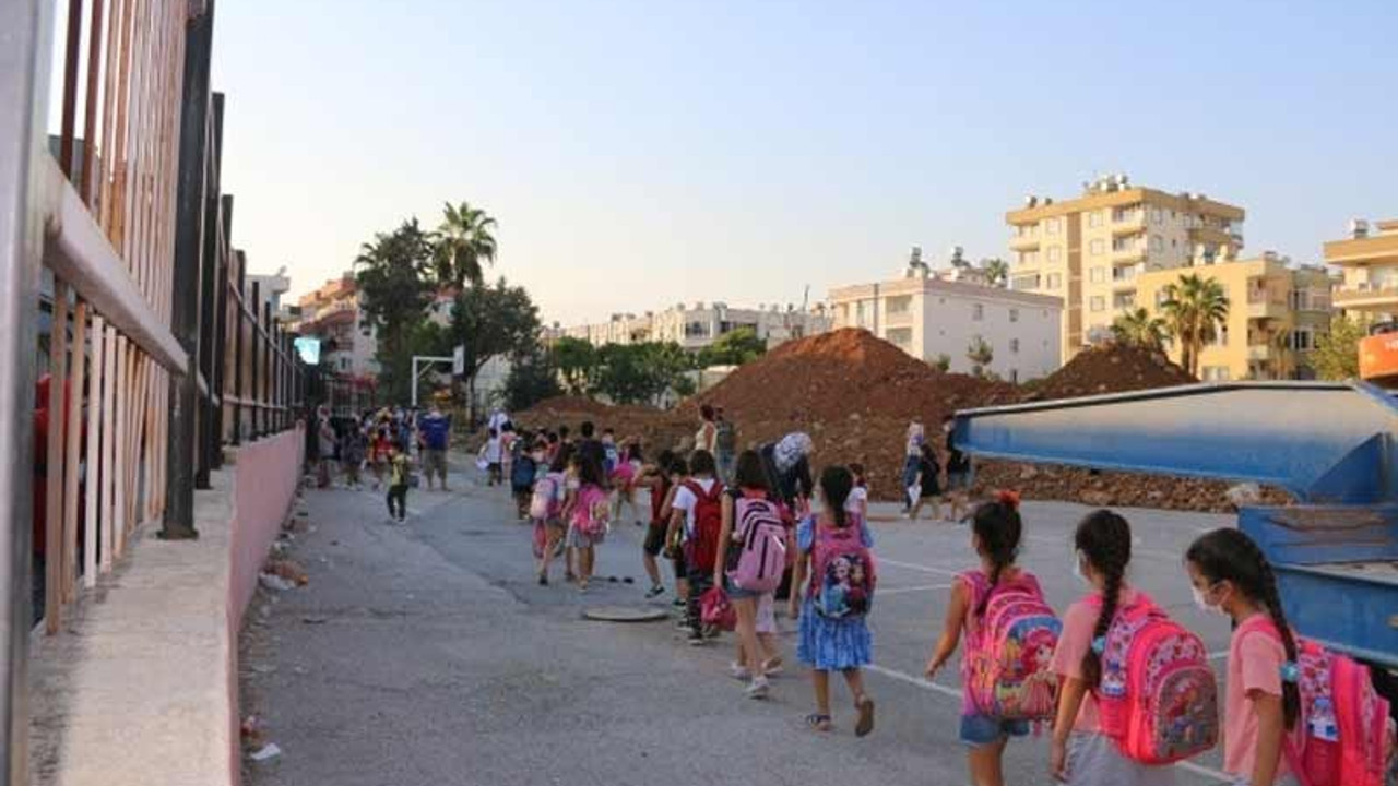 İki yıldır yapılmayan inşaata, okulun ilk günü başlandı