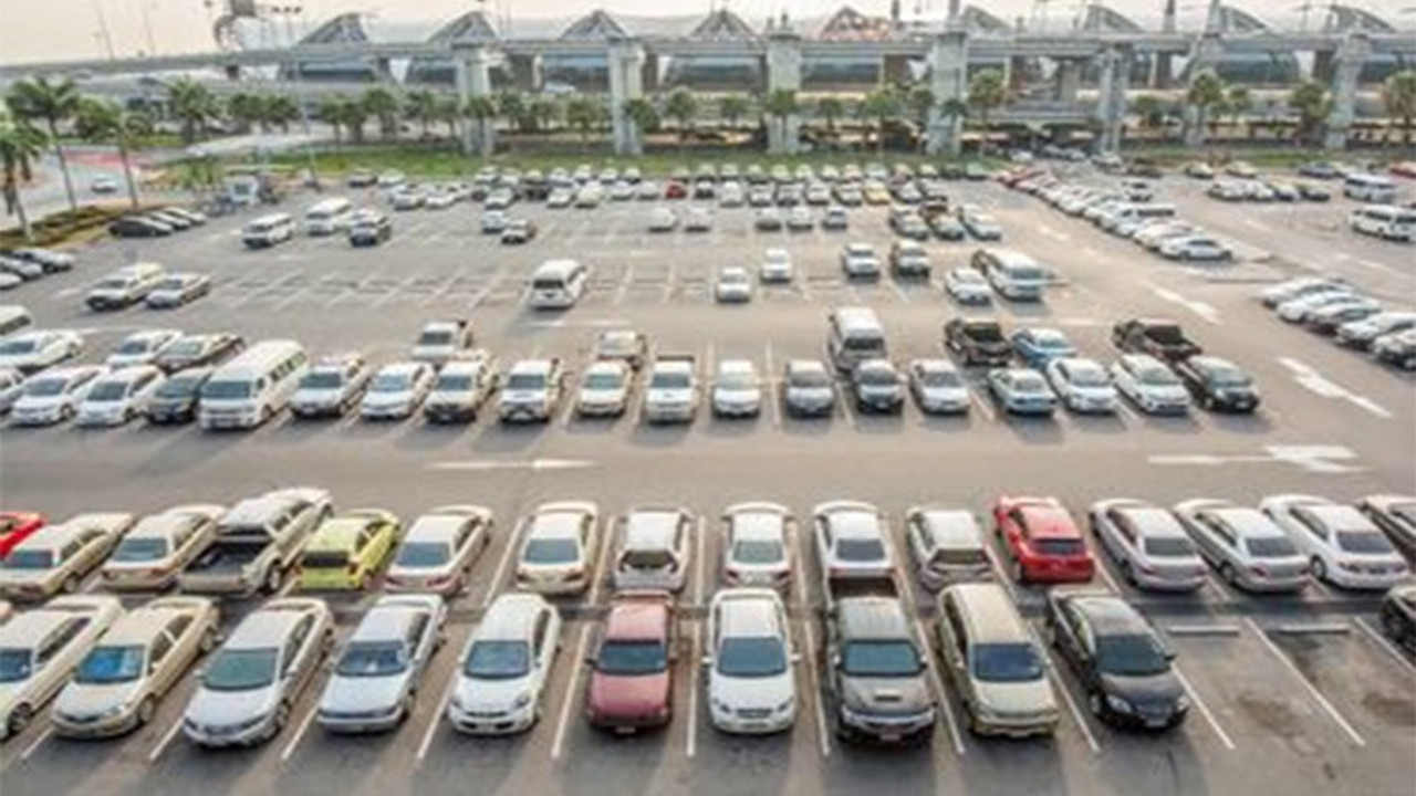 Uğur Dündar'dan havalimanında otopark ücreti isyanı: Kazığınız batsın