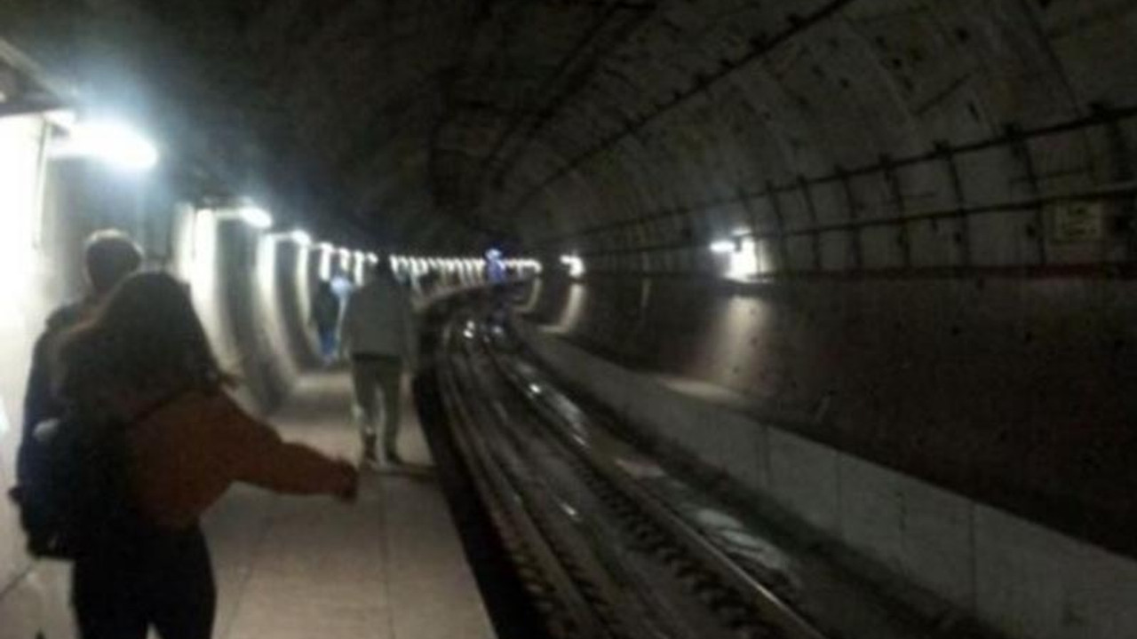 Marmaray arızalanınca yolcular raylarda yürüdü