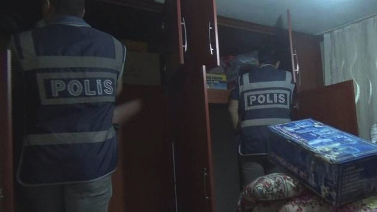 Polis ev baskınında hırsızlık yaparken yakalandı