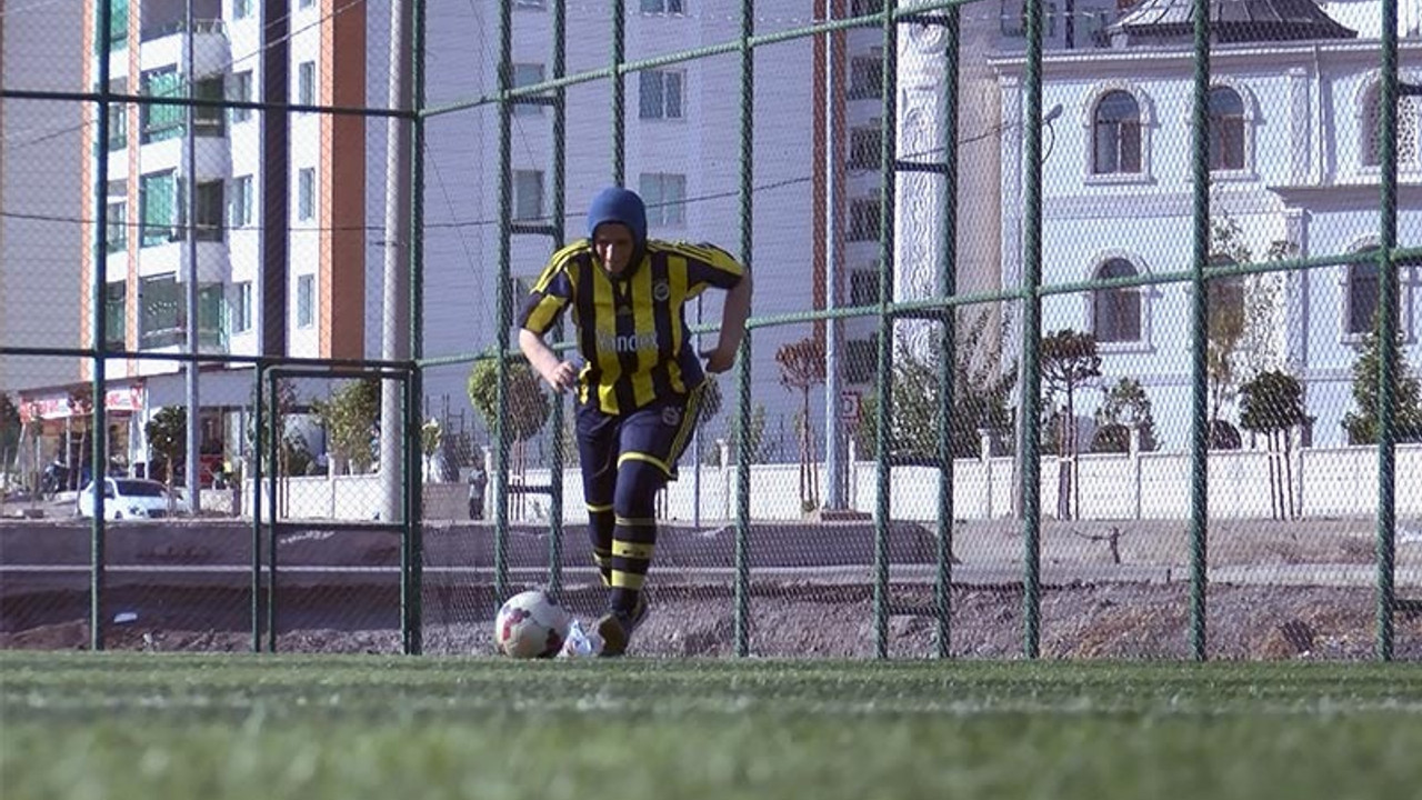 Diyarbakırlı futbolcu Azize Ay, hayali için 53 yaşında lise diploması aldı