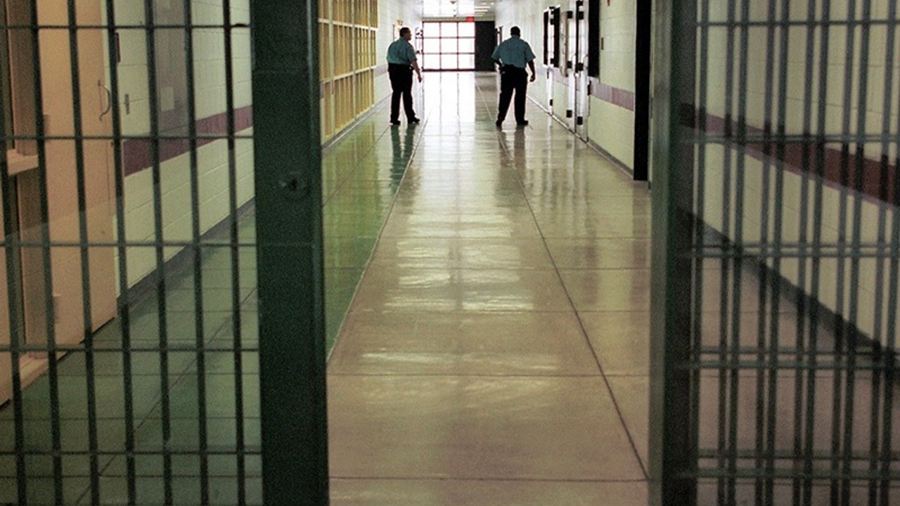 Cezaevinde 'ağız içi arama' dayatması
