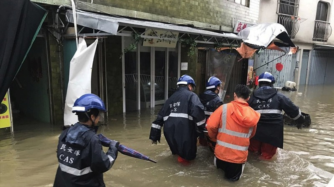 Hong Kong'taki Nida tayfunu hayatı felç etti