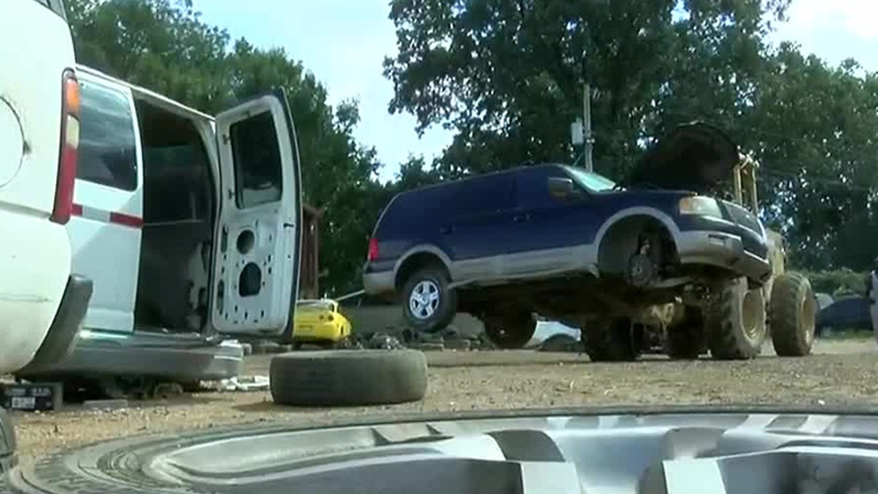 'Bedava otomobil' yazan araca binip gittiler, daha sonra bagajda ceset buldular