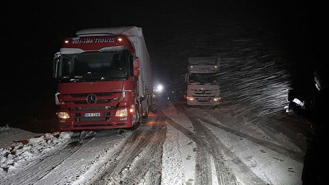 Ardahan'da kar ve tipi nedeniyle tırlar yolda kaldı