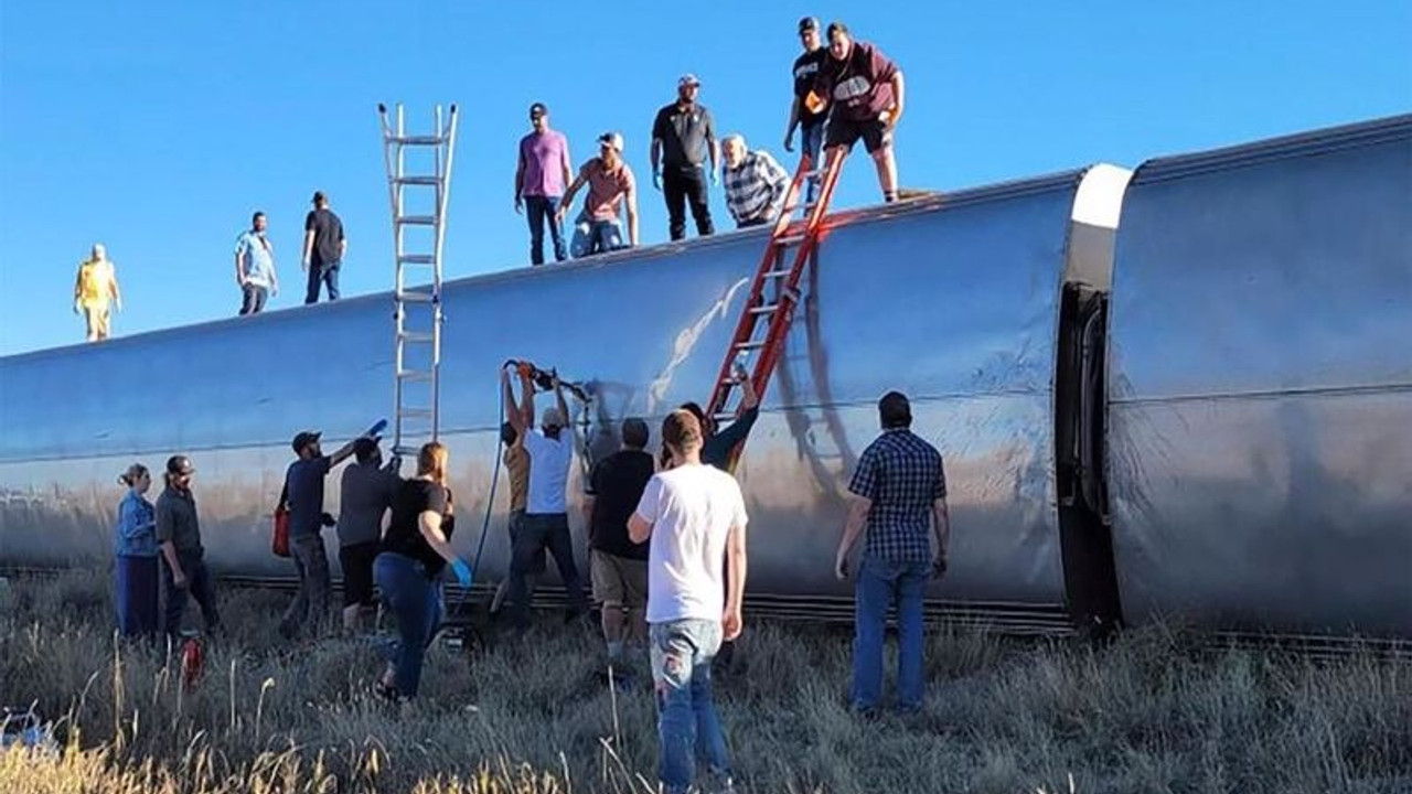 ABD'de yolcu treni raydan çıktı: En az 3 ölü