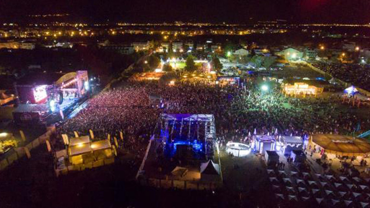 Zeytinli Rock Festivali rekor katılımla başladı