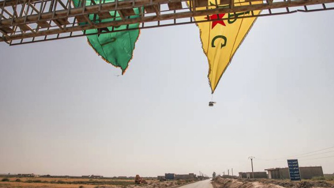 YPG Rakka kent merkezine bayrak astı