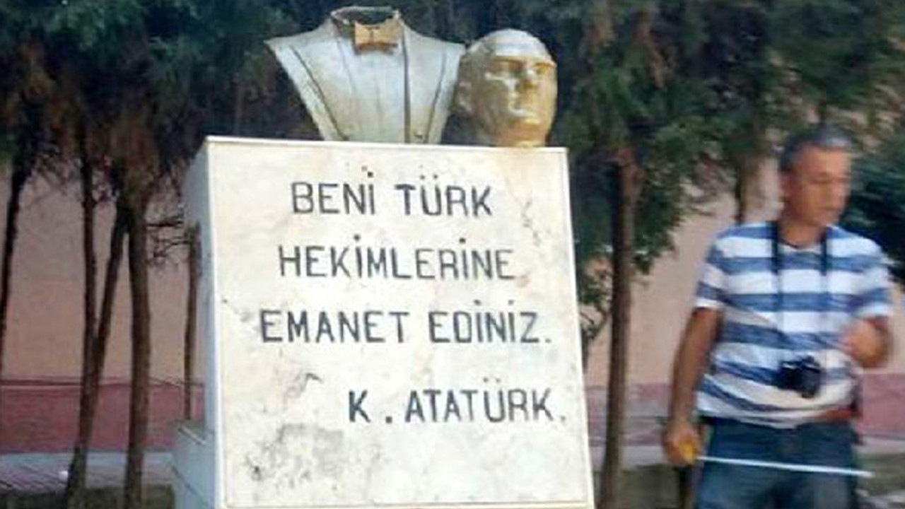 Atatürk büstünün kafasını kırdı