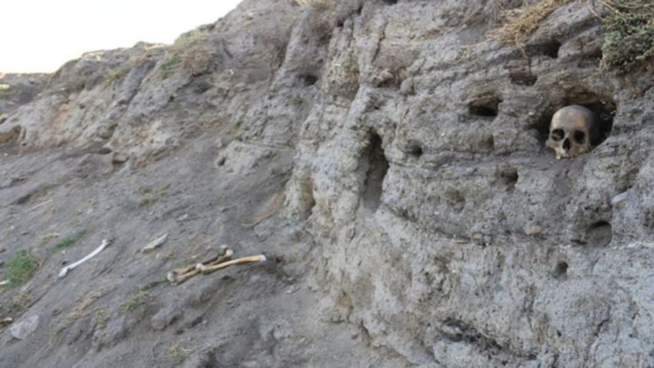 Değirmenler Höyüğü tahribata uğradı: Kafatasları ve kemikler çıkıyor