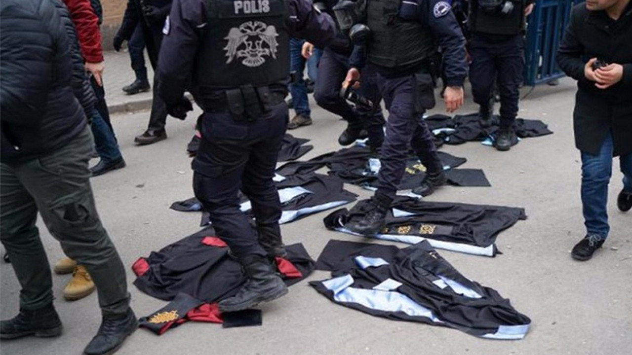 Polisin cübbelerini çiğnediği akademisyenlere soruşturma